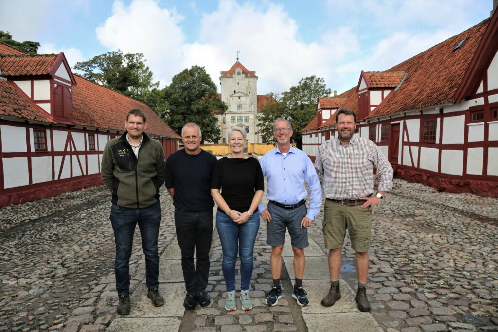 Om præcis 12 måneder nemlig næste år den 19 . september 2024 afholdes frøavlens helt store faglige dag af Østdansk Landboforening og i tæt samarbejde med Gjorslev Gods på Stevns.